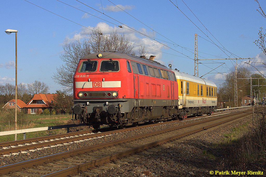 218 836 mit RaiLab 1 in Neukloster (Kreis Stade) Richtung Stade am 13.04.2015