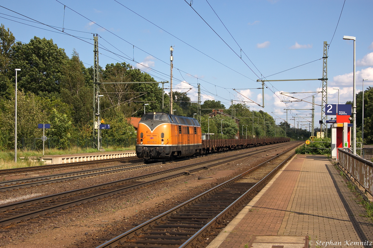221 135-7 BEG - Bocholter Eisenbahngesellschaft mbH mit einem Res Ganzzug in Niederndodeleben und fuhr in Richtung Braunschweig weiter. 12.08.2014
