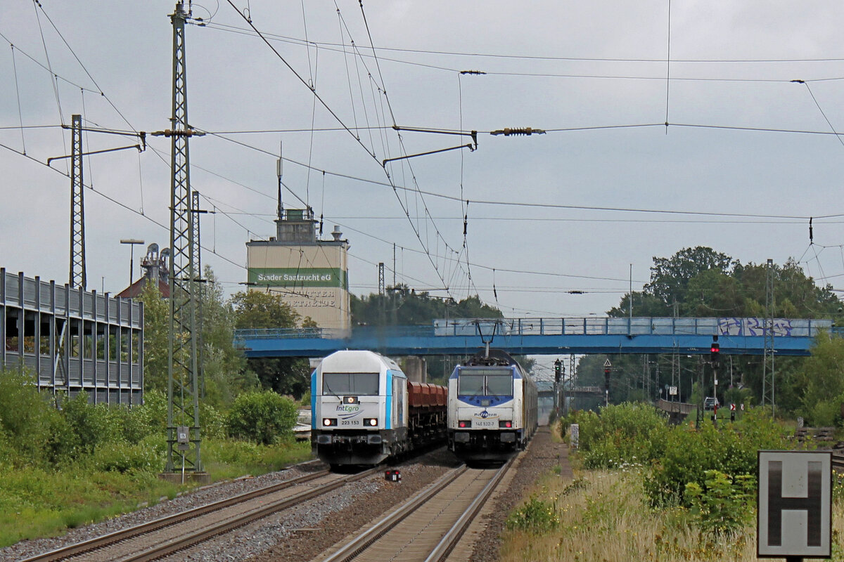 223 153 kommt am 29.07.2023, mit einen Bauzug der Firma Wiebe, durch Tostedt gefahren.
