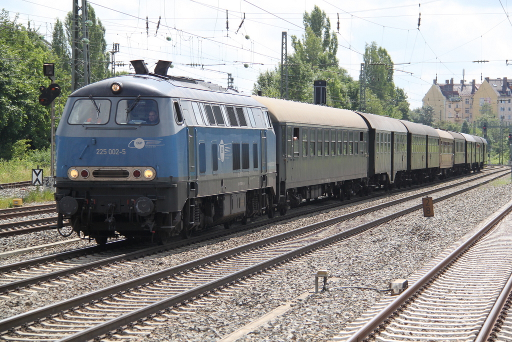 225 002-5 mit Sonderzug Rosenheim-Augsburg bei der Durchfahrt in Mnchen-Heimenranplatz.24.07.2015