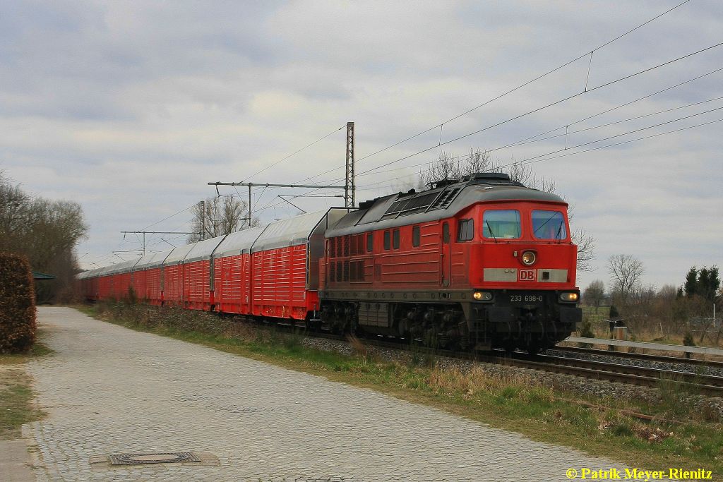 233 698 mit Autotransportzug am 13.03.2015 in Neukloster (Kreis Stade) auf dem Weg nach Maschen Rbf.