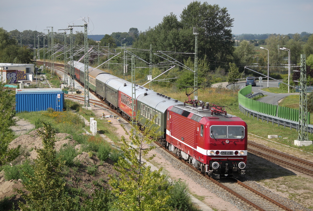 243 650-9 mit LDC von Cottbus nach Warnemünde bei der Durchfahrt in Warnemünde-Werft.10.08.2019
