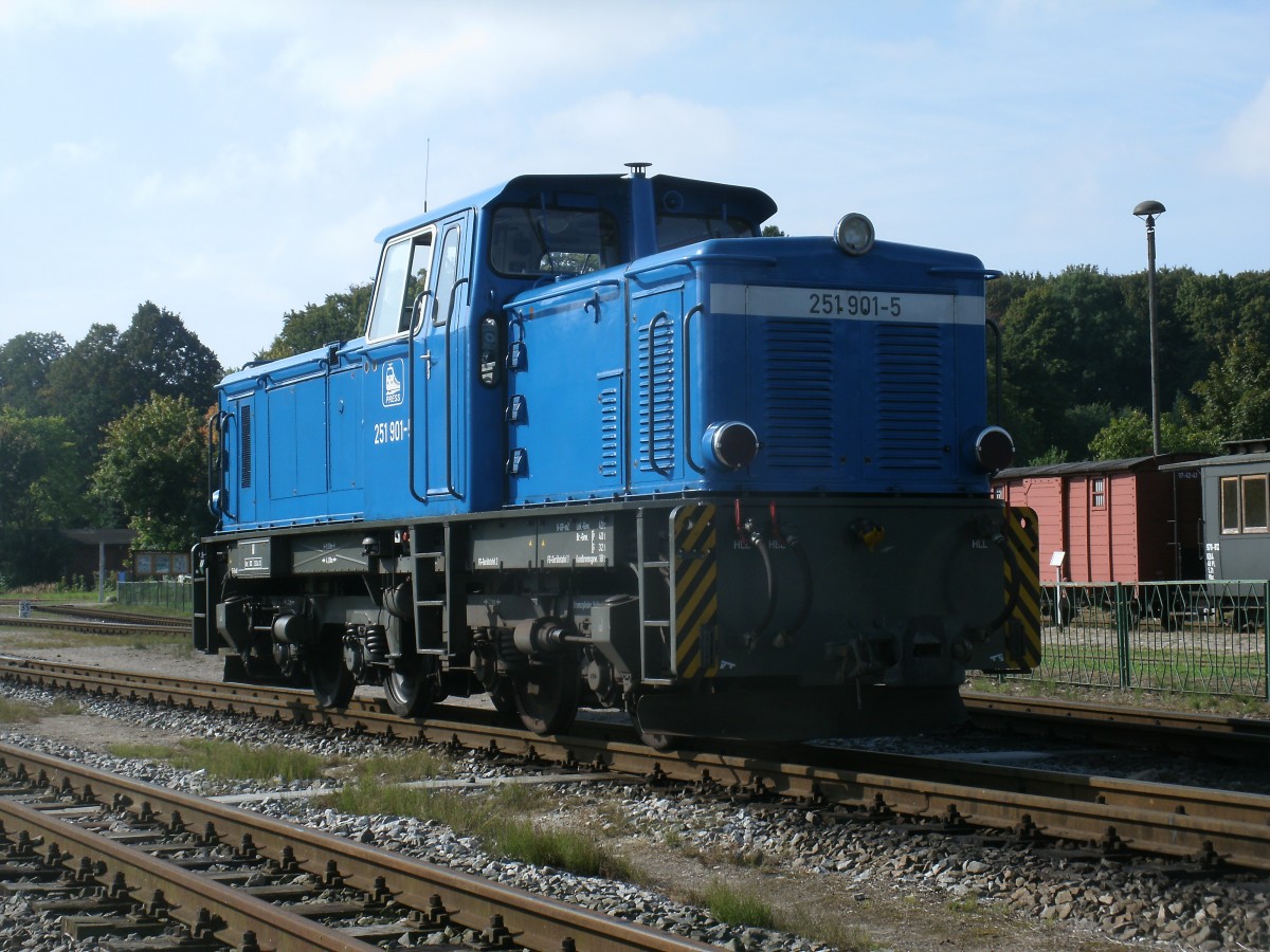 251 901-5 wartete,am 14.September 2013,in Putbus.