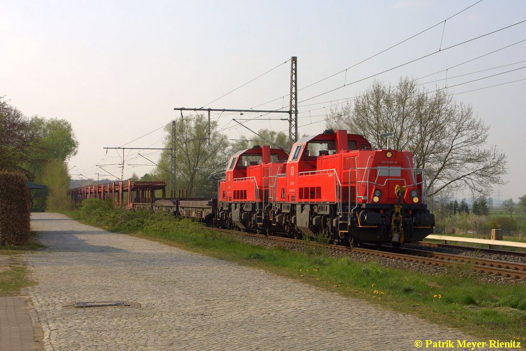 261 036 + 261 049 mit gemischten Güterzug in Neukloster (Kreis Stade) Richtung Hamburg am 25.04.2015
