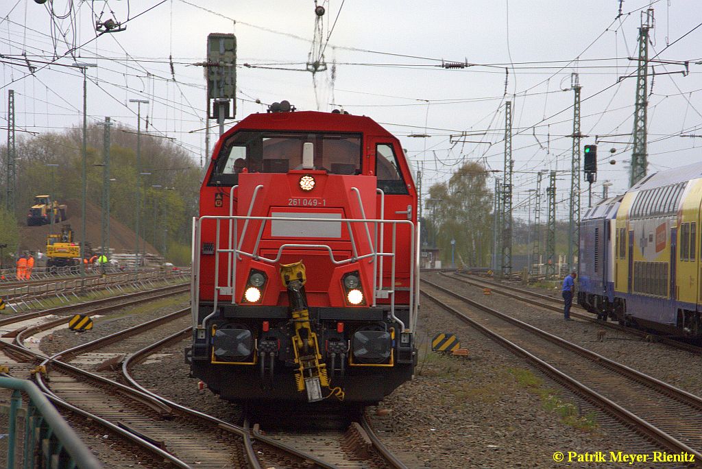 261 049 mit gemischten Gterzug Richtung Cuxhaven bei Ausfahrt am 23.04.2015