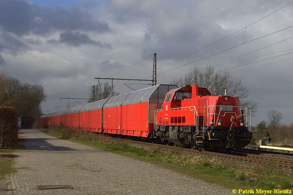 261 050 mit Autotransportzug am 30.03.2015 in Neukloster (Kreis Stade) Richtung Maschen Rbf.