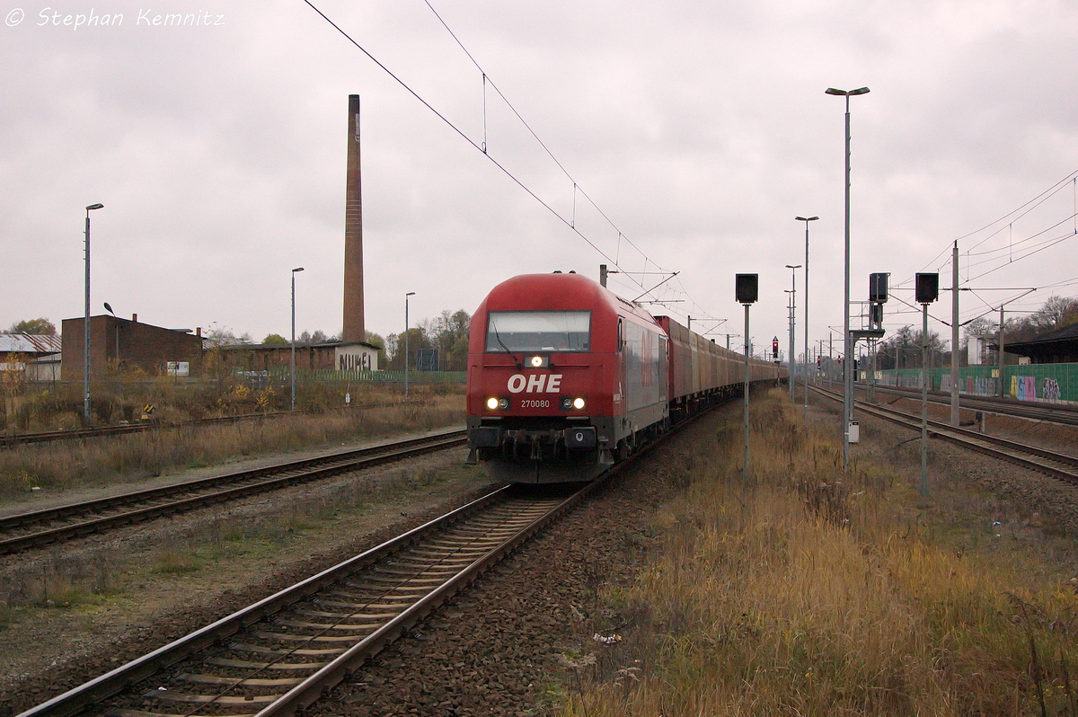 270080 (223 101-7) OHE Cargo GmbH mit einem leeren Hackschnizelzug, bei der Einfahrt in den Bahnhof Rathenow und fuhr in Richtung Wustermark weiter. 23.11.2013 