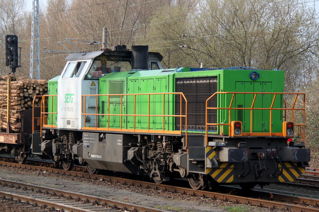 277 101-2(Salzburger Eisenbahn TransportLogistik GmbH)stand am 10.04.2015 mit Holzzug von Rostock-Bramow nach Stendal-Niedergrne im Bahnhof Rostock-Bramow. 