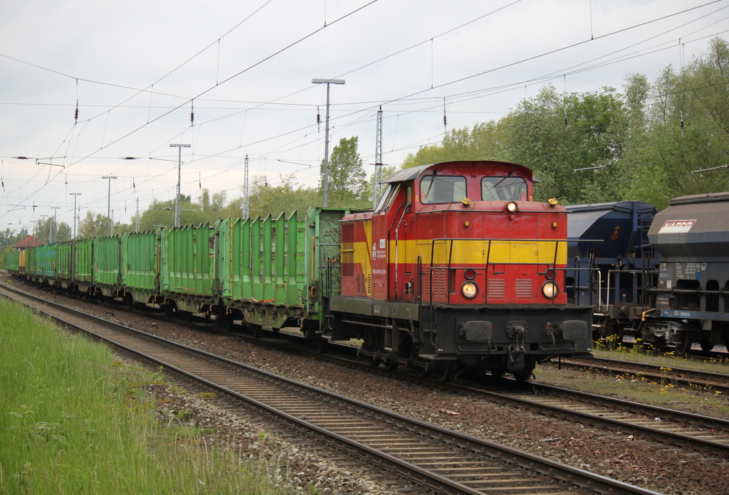 346 811-3(Werklok 3)der Firma Rostocker Fracht und Fischereihafen war am 25.05.2015 mit dem Leerzug von Stendal-Niedergrne im Bahnhof Rostock-Bramow beschftigt.