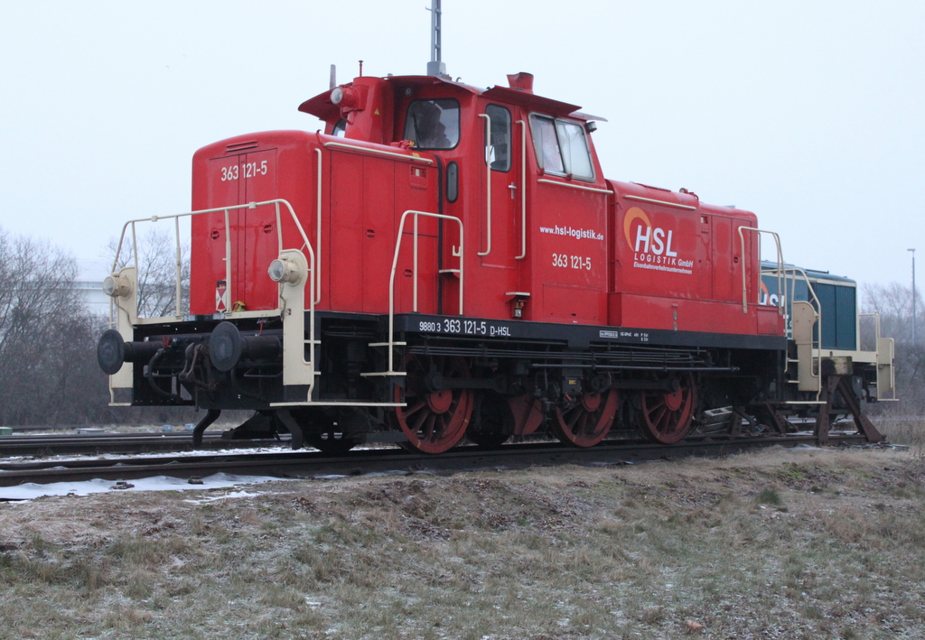 363 121-5 der Firma HSL Logistik GmbH(HSL)im Rostocker Seehafen abgestellt.10.01.2016