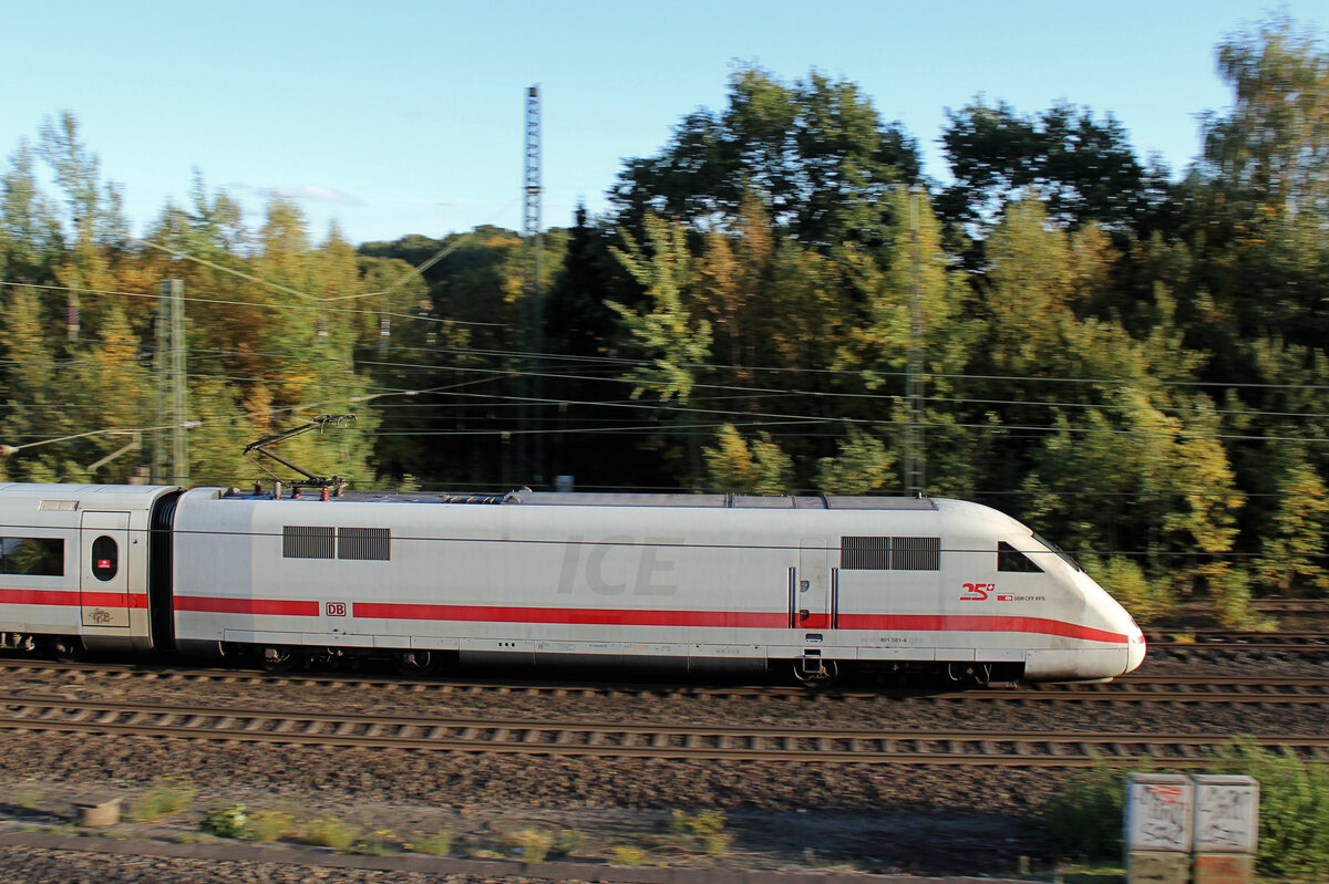 401 581-4 auf den Weg nach Hamburg, rauscht am 16.10.2022 durch den Bahnhof Tostedt.