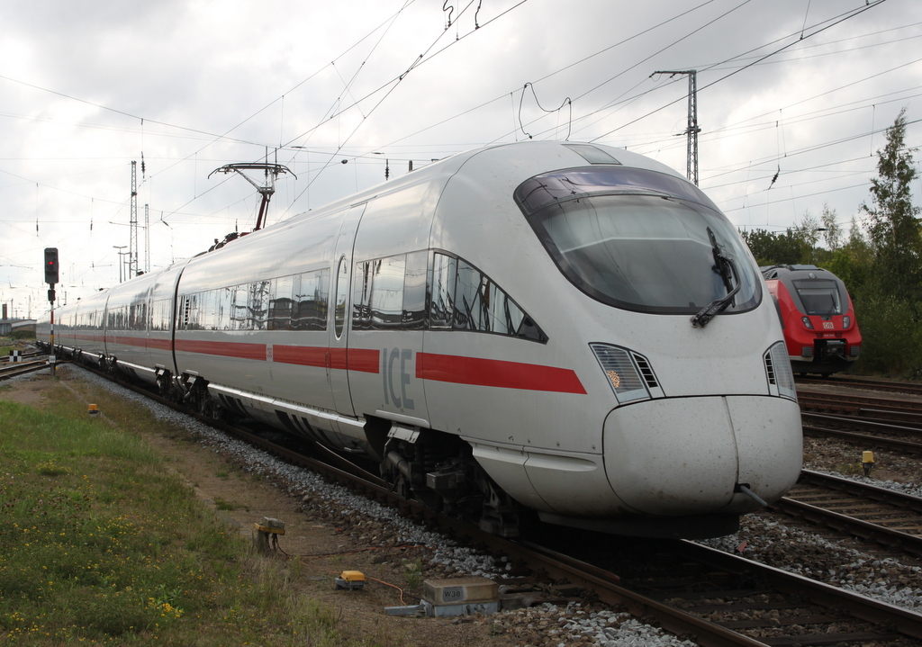 4011 590-9 als Leerzug von Rostock Hbf nach Warnemünde bei der Durchfahrt im Rostocker Hbf.02.09.2018