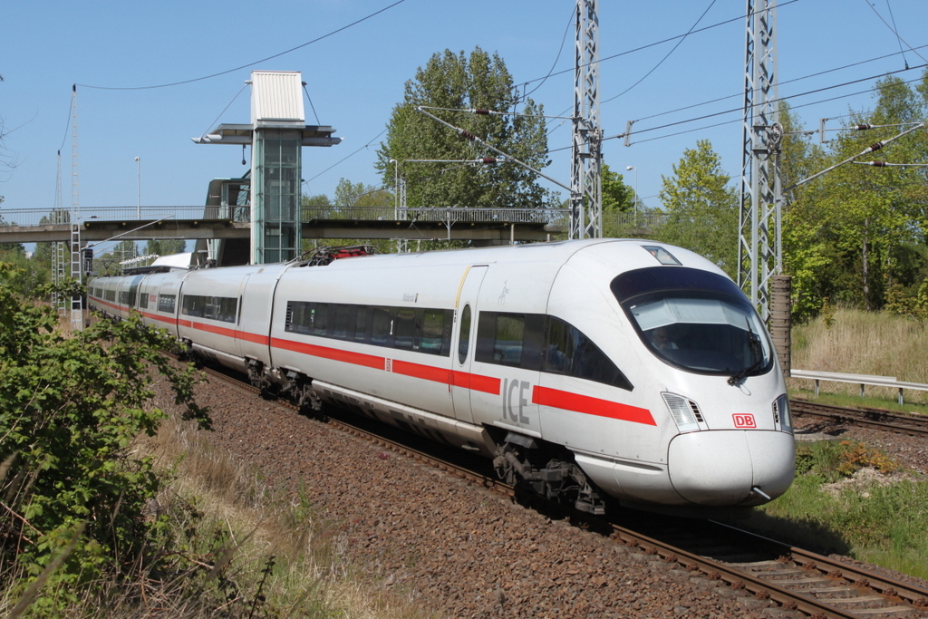 411 064-9 als ICE 1736 von Warnemünde nach Frankfurt(Main)Hbf bei der Durchfahrt am 11.05.2019 in Rostock-Marienehe.