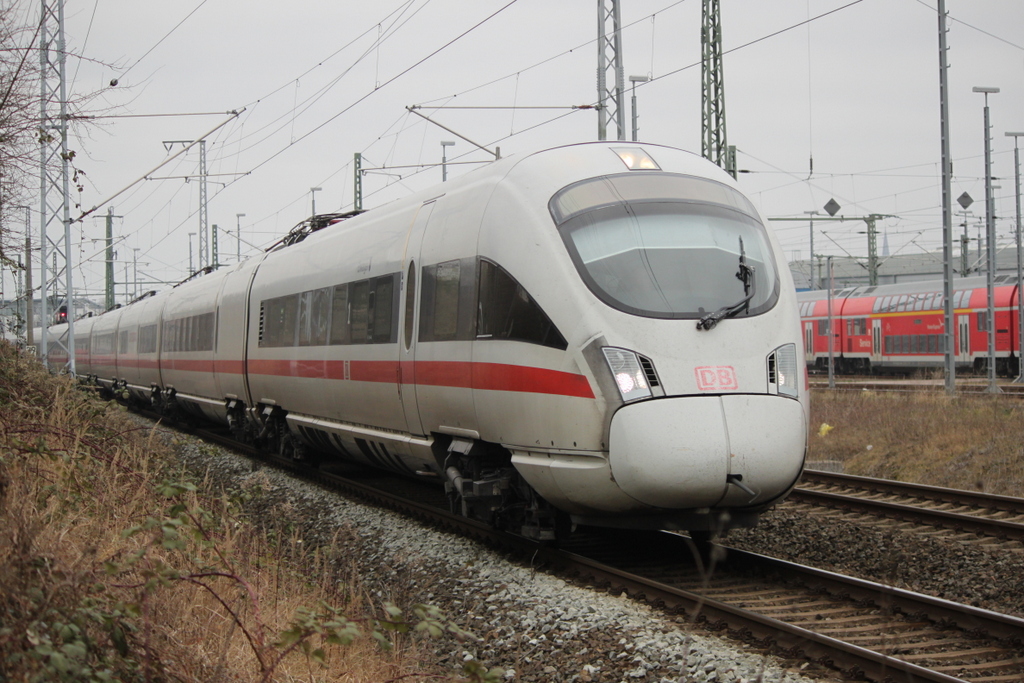 411 066 als ICE 1671(Stralsund-Karlsruhe)bei der Ausfahrt im Rostocker Hbf.17.02.2019