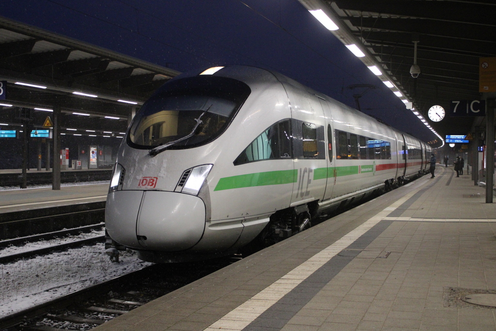 411 571-3  Oschatz  als ICE1677 von Stralsund Hbf nach Frankfurt(Main)Hbf kurz vor der Ausfahrt im Rostocker Hbf.10.12.2021