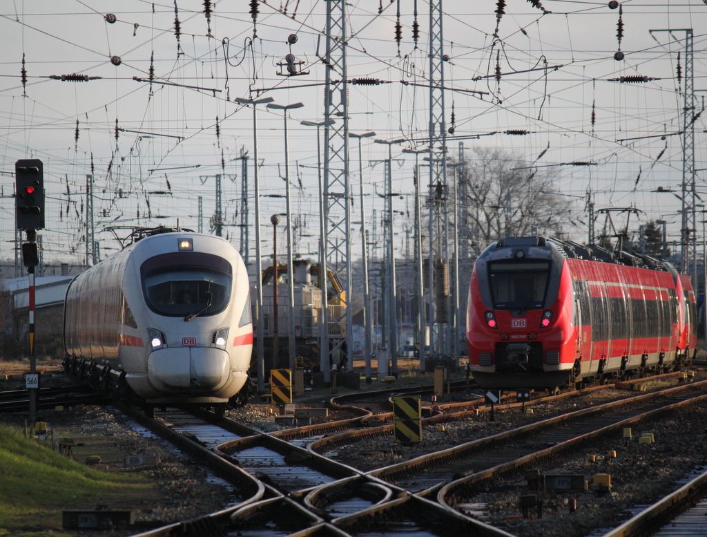 411 575-4 als ICE 1611 von Warnemnde nach Mnchen Hbf bei der Durchfahrt im Rostocker Hbf.28.12.2014