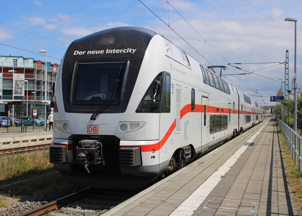 4110 617 als IC 2272 (Dresden-Warnemünde)musste am 05.06.2020 wegen Hp 0 in Warnemünde Werft halten. 