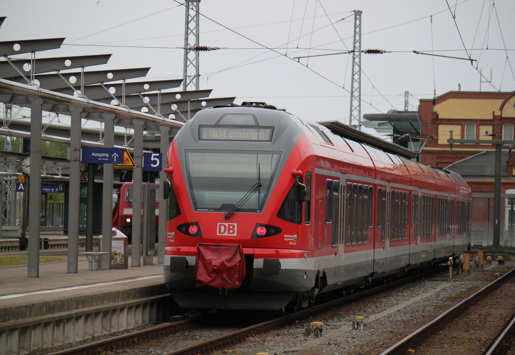 429 028-4( Hansestadt Stralsund )stand am Streiktag des 09.05.2015 Fotofreundlich im Rostocker Hbf abgestellt im Hintergrund versteckten sich RB 12 und RE1 (Rostock-Hamburg)