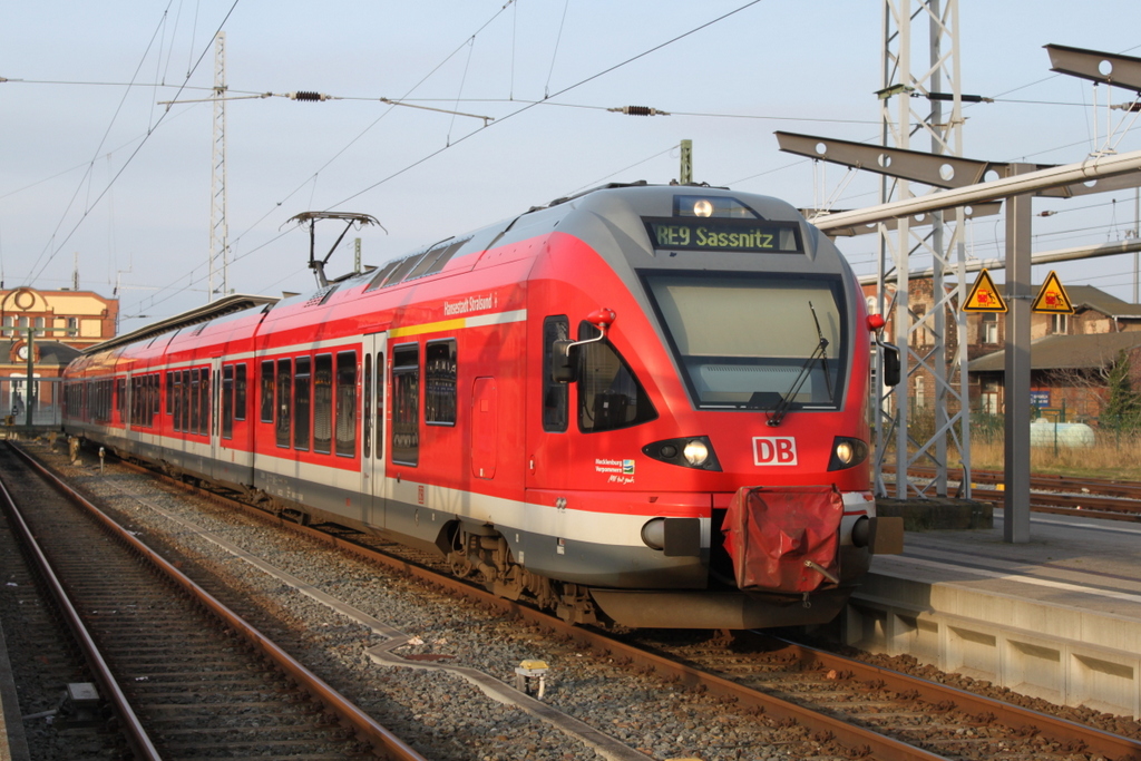 429 528-3(Hansestadt Stralsund)als RE 9 von Rostock Hbf nach Sassnitz im Rostocker Hbf bereit.30.12.2015