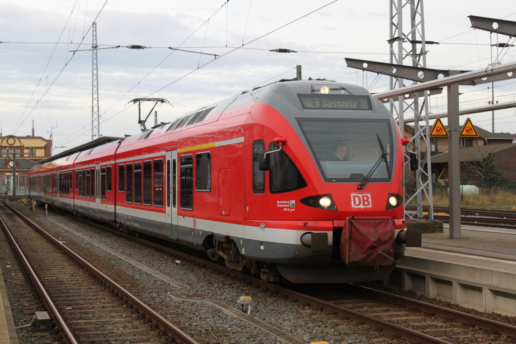 429 530-9 als RE9(RE 13009)von Rostock Hbf nach Sassnitz kurz vor der Ausfahrt im Rostocker Hbf.20.12.2015