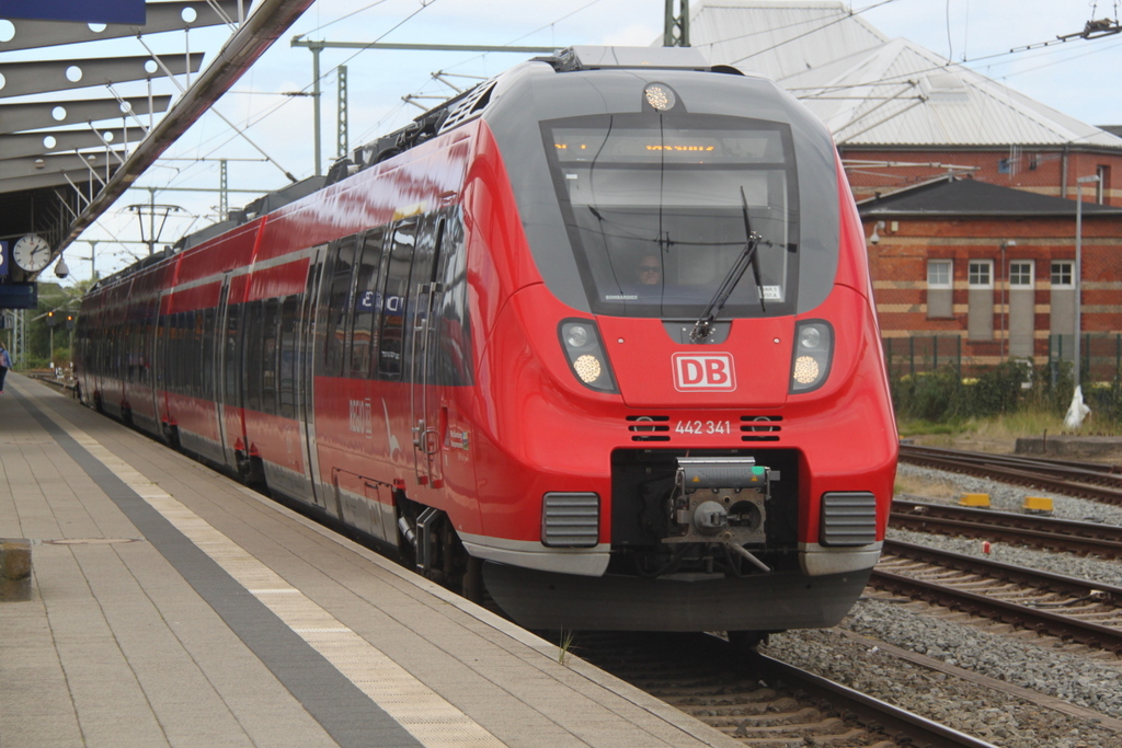 442 341-4 als RE9 (Rostock-Sassnitz)bei der Ausfahrt im Rostocker Hbf.31.07.2015