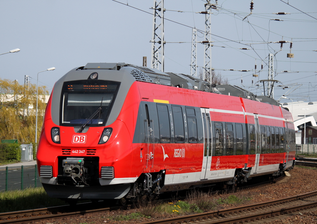 442 347-1 als S1 von Warnemnde nach Rostock Hbf bei der Ausfahrt in Warnemnde am 12.04.2014