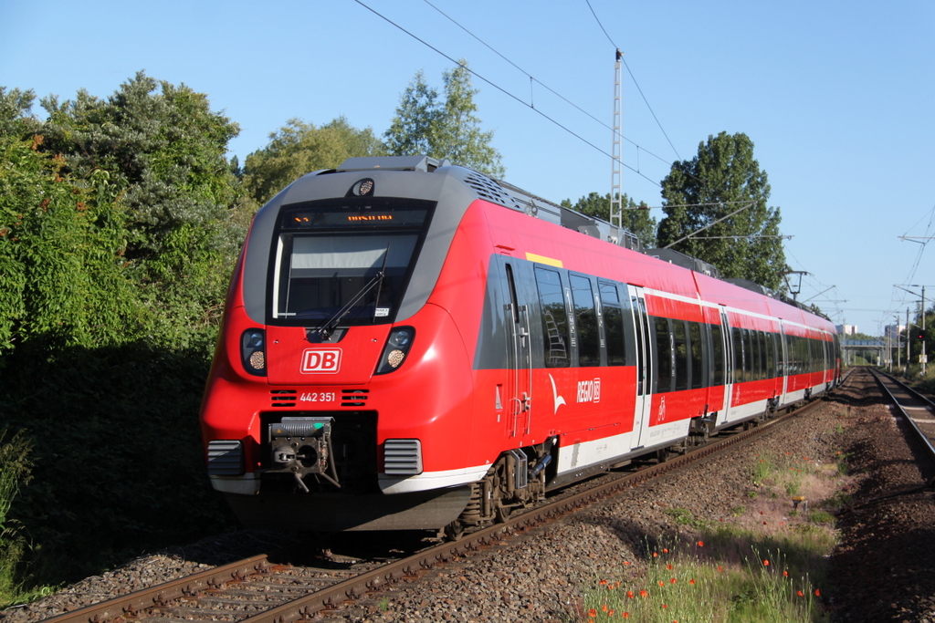 442 351 als S3(Warnemnde-Gstrow)bei der Einfahrt im Haltepunkt Rostock-Marienehe.11.06.2016