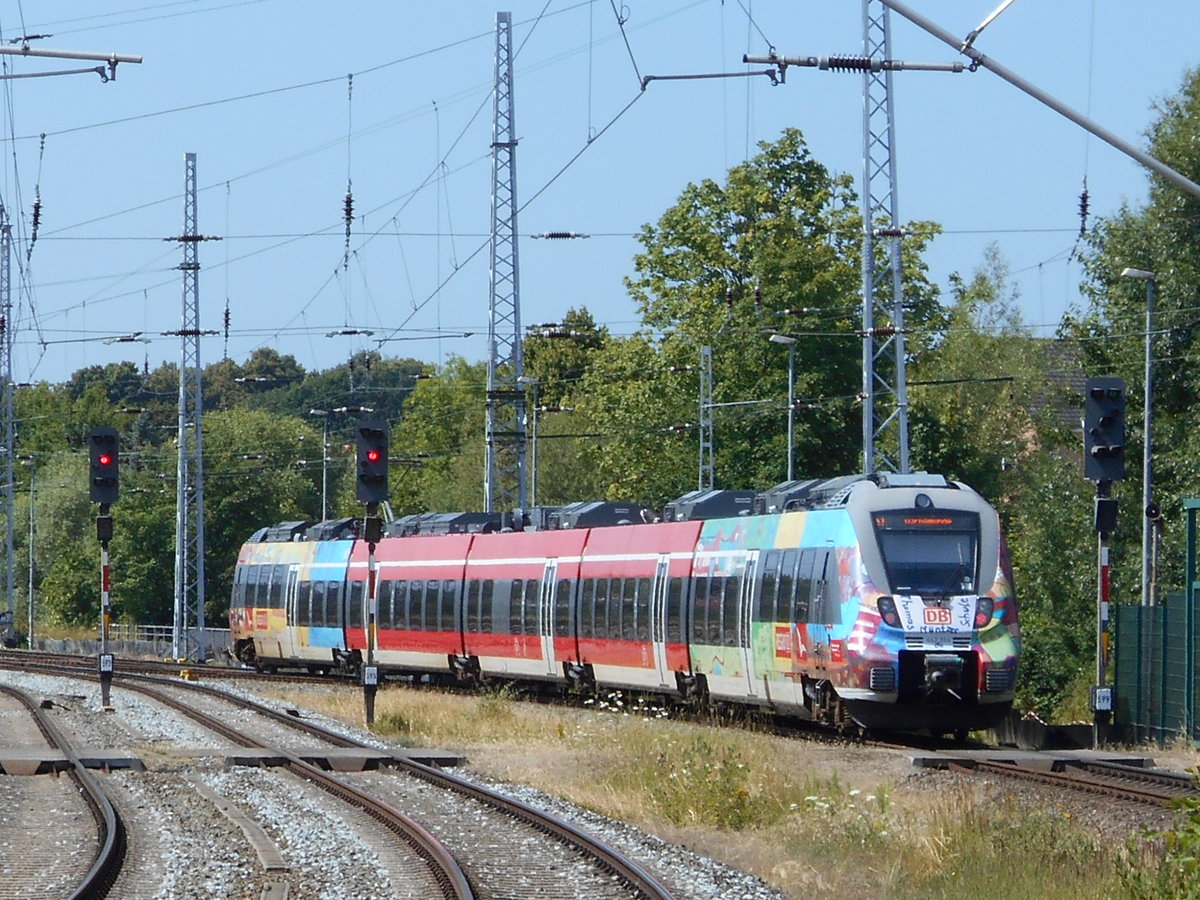 442 354 auf der S1 nach Warnemünde,am 15.Juli 2018,bei der Ausfahrt aus Rostock Hbf.