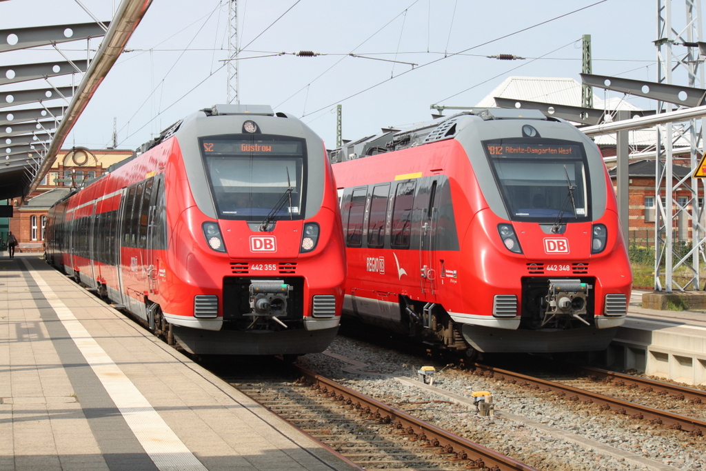 442 355 als S2 von Rostock Hbf nach Gstrow kurz vor der Ausfahrt im Rostocker Hbf.07.08.2015