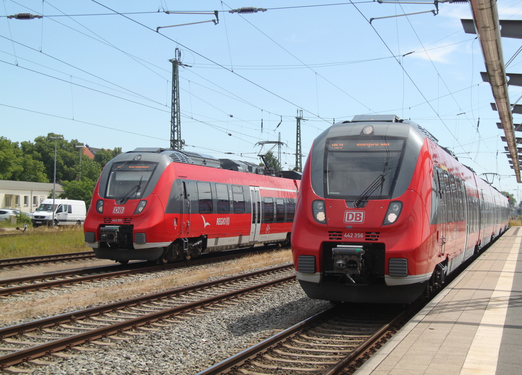 442 356-9 als RE 13008(Sassnitz-Rostock)bei der Einfahrt im Rostocker Hbf neben an stand noch 442 851-2 als S1 nach Warnemnde.03.07.2015