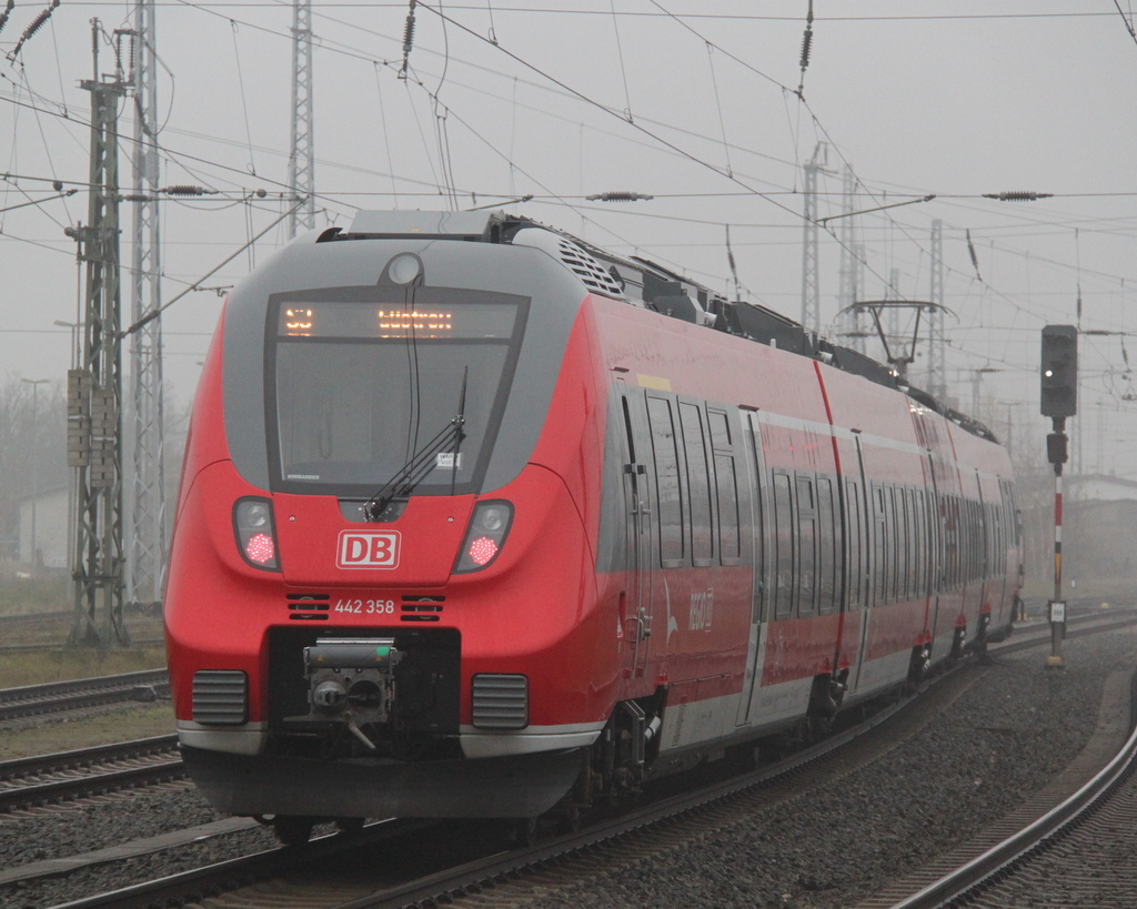 442 358 als S3(Warnemnde-Gstrow)bei der Ausfahrt im Rostocker Hbf mit Ersatzsignal.05.12.2014