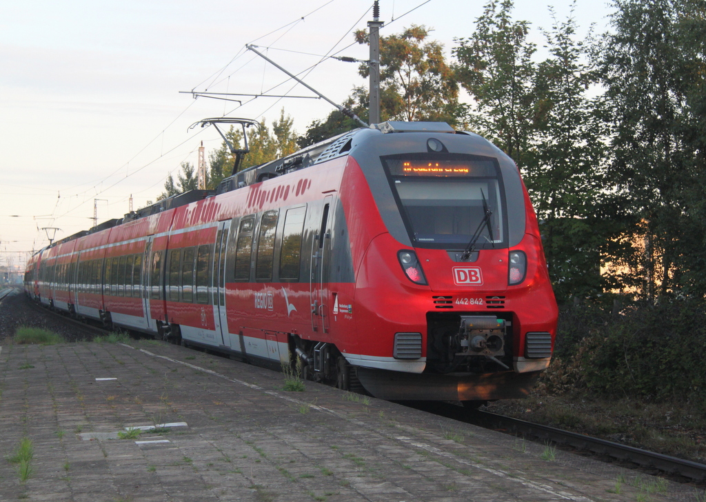 442 842-1 als LR 70114 von Rostock Hbf nach Warnemnde bei der Durchfahrt im Haltepunkt Rostock-Holbeinplatz.03.09.2015