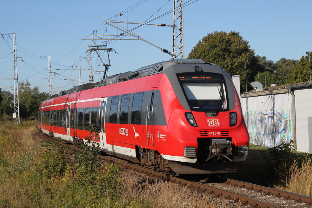 442 846 als RE13004(Sassnitz-Rostock)bei der Durchfahrt in Rostock-Kassebohm.08.09.2018