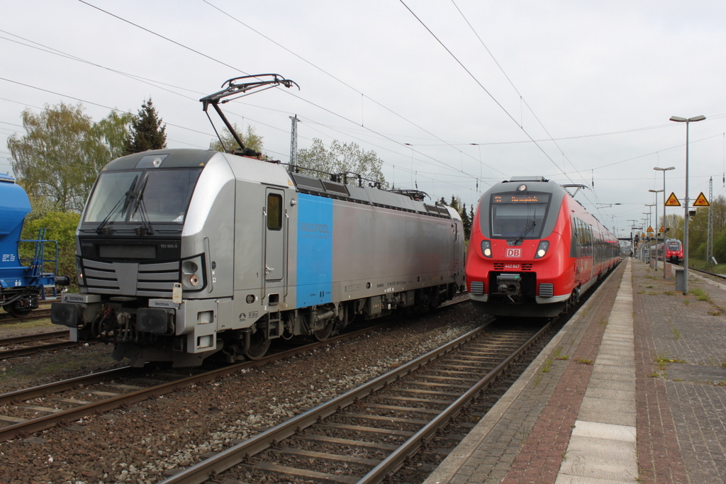 442 847 als S3(Gstrow-Warnemnde)bei der Ausfahrt im Haltepunkt Rostock-Bramow neben an stand die Railpool Vectron 193 805.06.05.2017