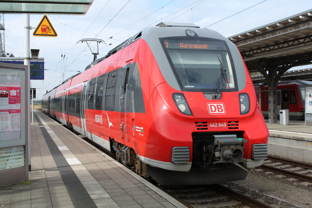 442 849-6 als S3(Gstrow-Warnemnde)kurz vor der Ausfahrt im Bahnhof Gstrow.09.10.2015