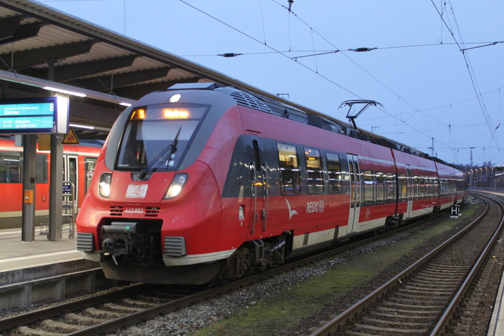 442 852 als S2(Warnemünde-Güstrow)kurz vor der Ausfahrt im Rostocker Hbf.31.12.2018