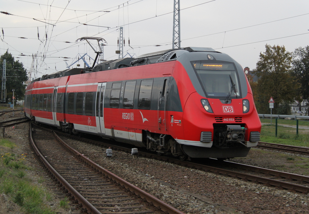 442 853 als S2(Gstrow-Warnemnde)bei der Einfahrt im Bahnhof Warnemnde.15.10.2016