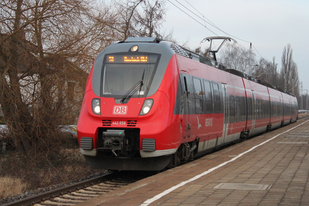 442 858 als S1(Warnemünde-Rostock)bei der Einfahrt im Haltepunkt Rostock-Holbeinplatz.03.03.2015