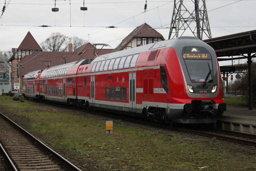 445 002-2+Twindexxwagen DBpza 782.1+445 010-5 als S1 von Warnemünde nach Rostock Hbf kurz vor der Ausfahrt in Warnemünde.01.12.2017