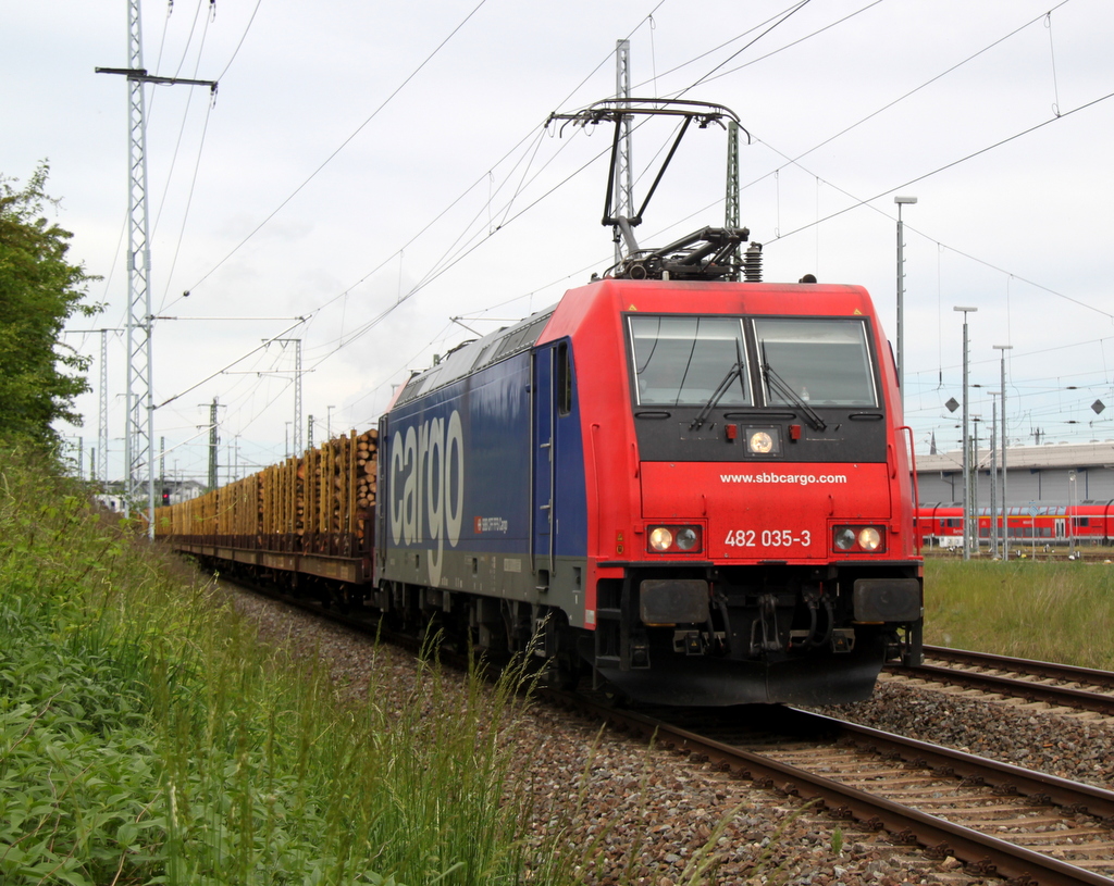 482 035-3 mit dem Holzzug von Rostock-Bramow nach Stendal-Niedergrne bei der Ausfahrt im Rostocker Hbf.24.05.2014