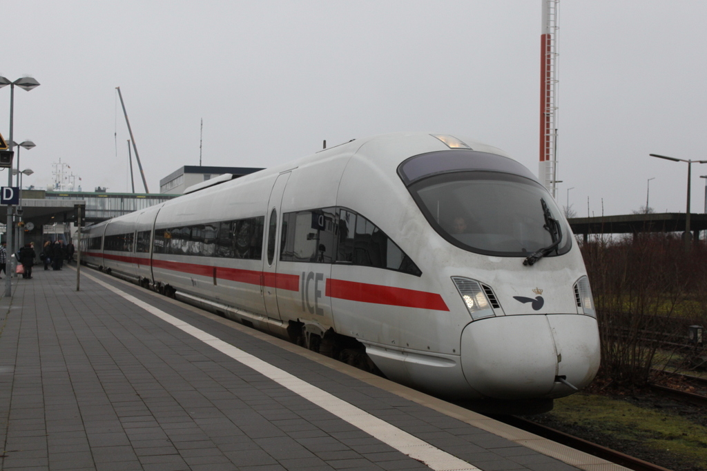605 004-0 als ICE 38 von sterport nach Hamburg Hbf bei der Einfahrt im Bahnhof Puttgarden.17.12.2015