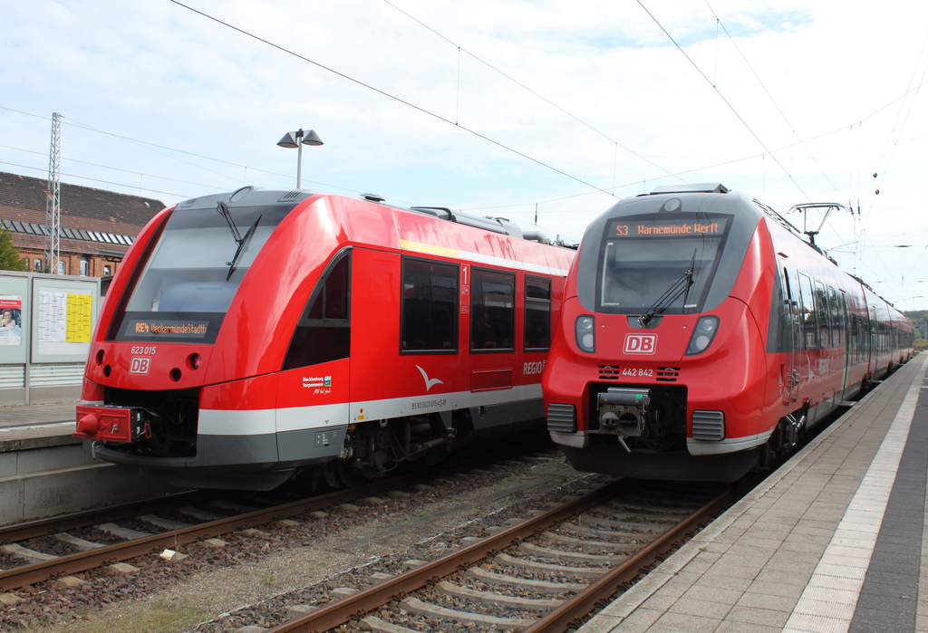 623 015-4 als RE4(RE 13211)von Btzow nach Ueckermnde Stadthafen kurz vor der Ausfahrt im Bahnhof Gstrow.09.10.2015
