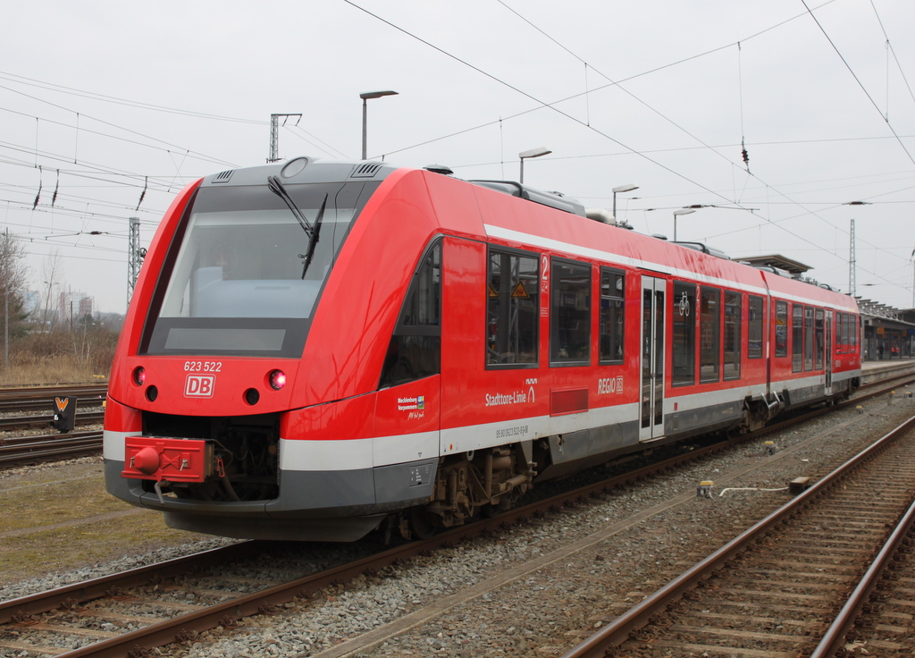 623 522-9 stand am 19.02.2016 mit Logo Stadttore-Linie im Rostocker Hbf.