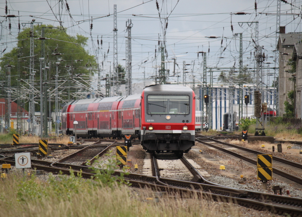 628 551-3(ex BW Braunschweig)musste am 19.06.2015 im Rostocker Hbf warten bis 112 104-5 mit ihrem RE5 im BW rein konnte.