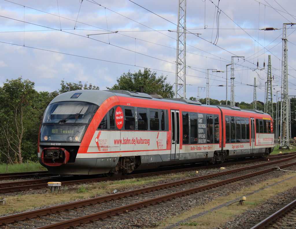 642 039  Kulturzug  als RB 13111(Wismar-Tessin)bei der Einfahrt im Rostocker Hbf.05.08.2023