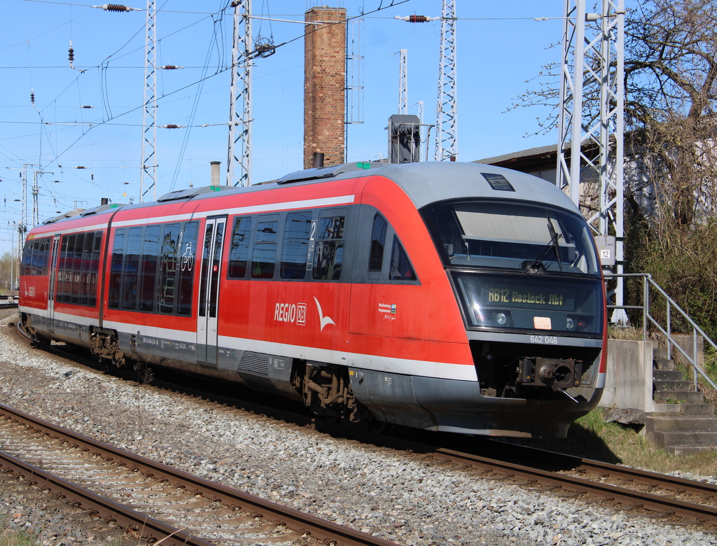 642 048 als RB13234 von Graal-Müritz nach Rostock Hbf bei der Einfahrt im Rostocker Hbf.16.04.2022 