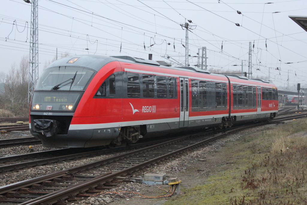 642 051 als RB11(Wismar-Tessin)bei der Ausfahrt im Rostocker Hbf.03.02.2017