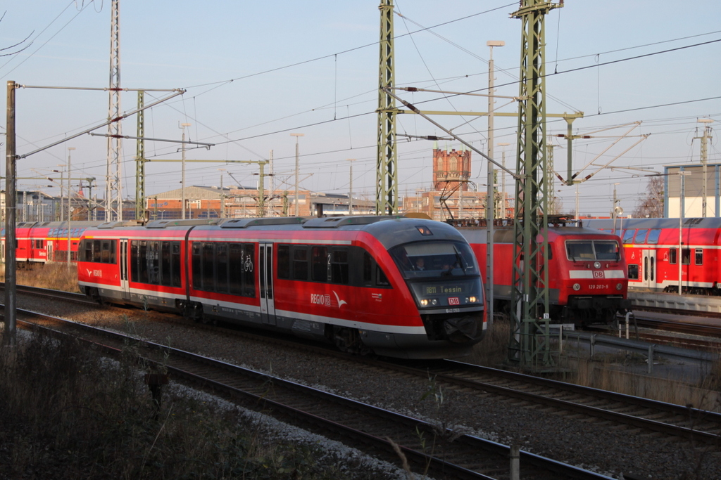 642 053-2 als RB 11(RB 13123)von Wismar nach Tessin bei der Ausfahrt im Rostocker Hbf neben an stand 120 203-5 mit dem Reserve-Park des Hanse-Express.29.12.2015