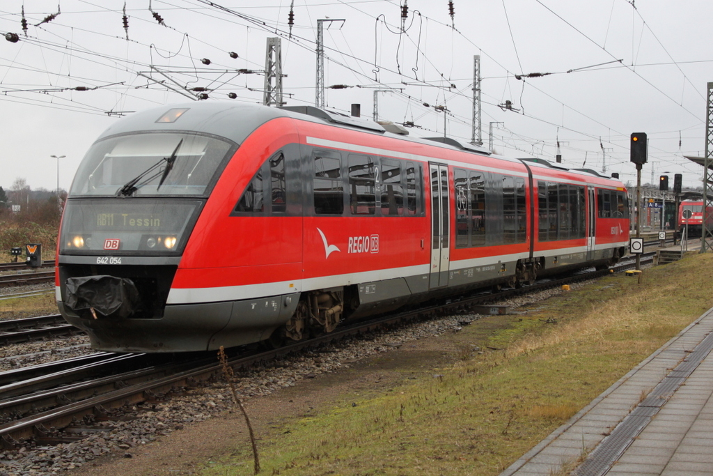 642 054 als RB11(RB 13123)von Wismar nach Tessin bei der Ausfahrt im Rostocker Hbf.05.02.2016