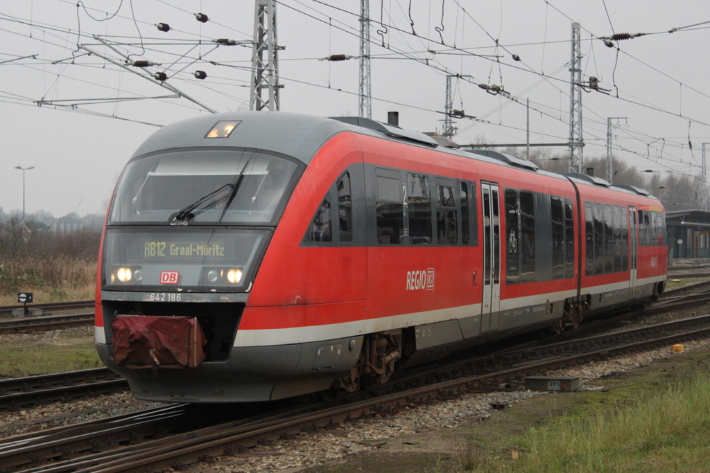 642 186-0(DB-Regio AG Region Hessen)als RB 13235 von Rostock Hbf nach Graal-Mritz bei der Ausfahrt im Rostocker Hbf, an der Seite stand sogar noch die letzte Untersuchung von Erfurt dran.02.01.2016